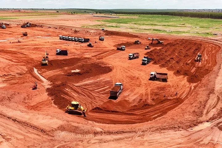 O setor como um todo vive um ciclo de expansão no Brasil. Até 2028, grandes empresas como Arauco, Suzano, CMPC, Bracell e Klabin devem investir mais de R$ 105 bilhões, com a criação de dezenas de milhares de empregos e novos pontos produtivos em diferentes estados. 
