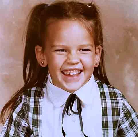 Nascida em Lincoln (Nebraska), em 1974, a norte-americana é filha de uma dançarina e de um oficial dos Estados Unidos. Hillary, então, cresceu num trailer no Lago Samish, em Washington, antes de iniciar a conseguir o estrelato. 