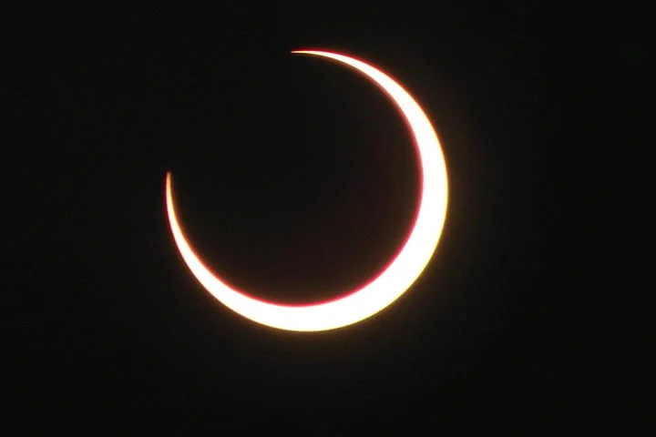 O eclipse solar ocorre quando a Lua se posiciona entre a Terra e o Sol, bloqueando parcial ou totalmente a luz solar em determinadas regiões do planeta. 
