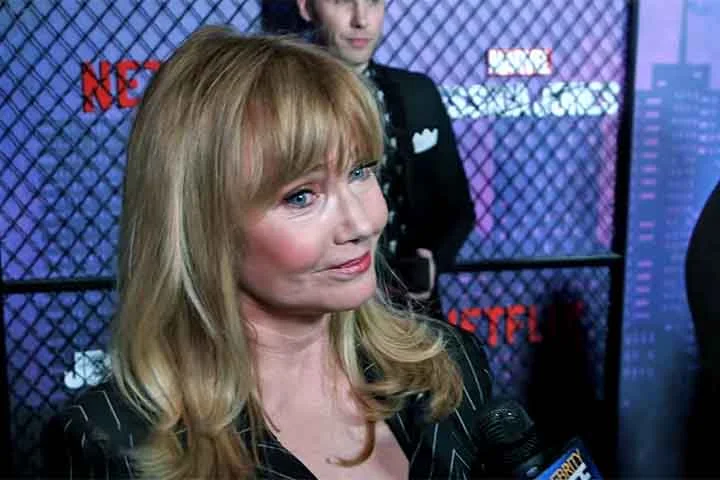 O recente thriller “Saint Clare” representa uma retomada mais incisiva em sua carreira. Ela interpreta Gigi, uma figura misteriosa em um filme centrado em uma jovem assassina com motivações religiosas. A obra é baseada no livro de Don Roff 
