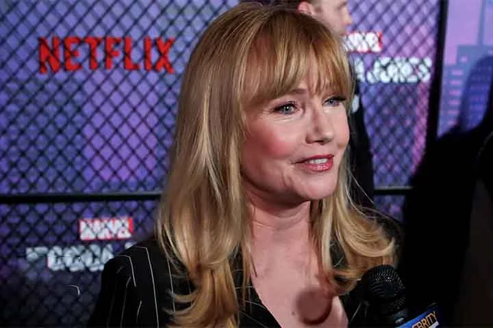 Protagonista no primeiro grande sucesso do ex-namorado Tom Cruise, a atriz Rebecca De Mornay, 65, vem buscando dar um novo impulso em sua carreira. 
