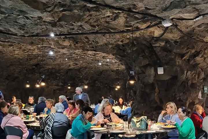 Outro destaque é o restaurante que funciona no Geoparque Subterrâneo, iniciativa que une lazer, ciência e consciência ambiental. Além da refeição, é possível conhecer mais sobre a formação geológica da região e os impactos da atividade mineradora ao longo do tempo.
