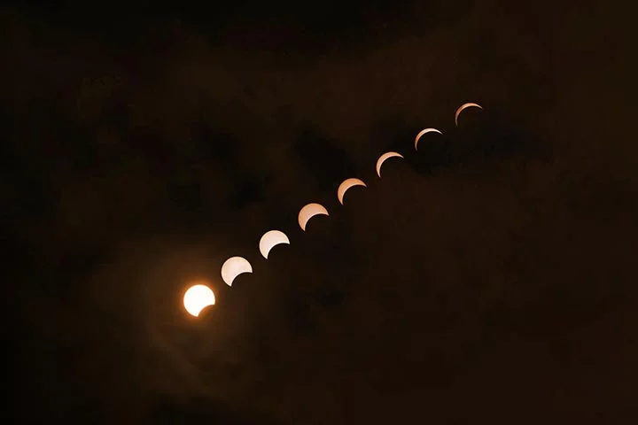 Esse alinhamento só é possível durante a Lua nova e depende de uma combinação precisa de distâncias e ângulos.
