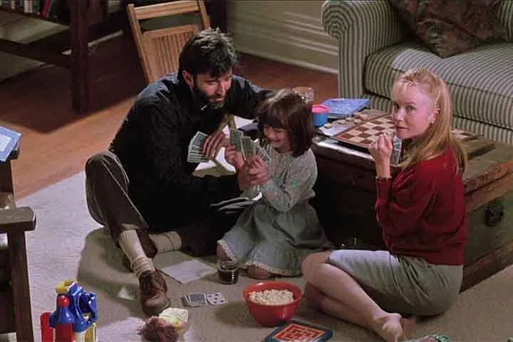 Conhecida também pelo thriller psicológico “A Mão que Balança o Berço”, de 1992 - que terá um remake protagonizado por Maika Monroe -, ela atuou recentemente em “Saint Claire”, filme que tem ainda Bella Thorne e Ryan Phillippe no elenco.
