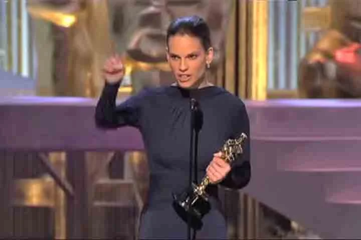 Em Menina de Ouro (2004), Swank interpretou Maggie Fitzgerald, uma boxeadora que busca o sucesso, ganhando seu segundo Oscar de Melhor Atriz. 