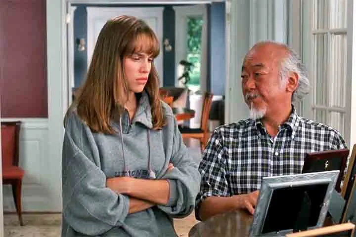 A produção cinematográfica Karatê Kid - Uma Nova Aventura, de 1994, foi o quarto filme da franquia. Nele, Hilary Swank foi uma das protagonistas ao lado de Pat Morita. Esse foi seu primeiro papel principal em um filme de grande orçamento.