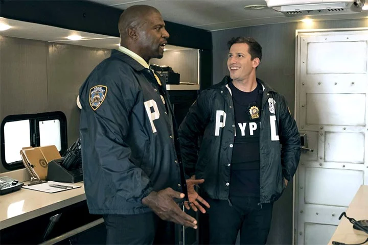 Uma das comédias mais celebradas dos últimos anos, Brooklyn Nine-Nine também ajudou a consagrar Crews como ator. Ele viveu o sargento Jeffords na série, responsável por supervisionar o esquadrão de detetives da 99ª delegacia. 