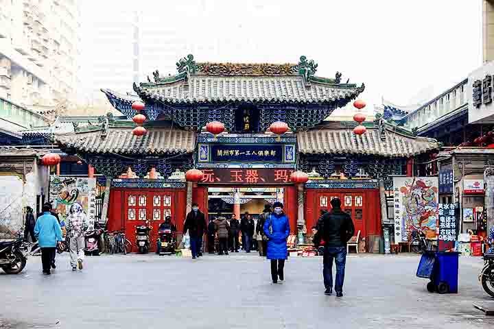 Apesar de enfrentar desafios como a aridez e a desertificação, Gansu ainda preserva belezas naturais e históricas que atraem viajantes do mundo todo.