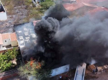As dependências da garagem da Secretaria Municipal de Saúde de Santa Quitéria sofreu incêndio nesse domingo, 3  