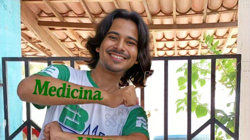 Na foto, o jovem reriutabense comemorando a aprovação no curso de Medicina, na Universidade Estadual do Ceará (Uece) 