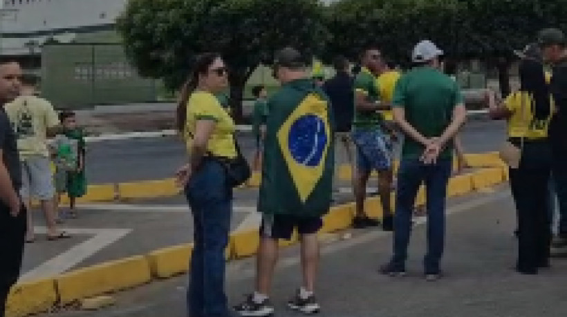 Manifestantes durante ato pró-Bolsonaro em Juazeiro do Norte. Grupo de pessoas pedia saídas de Lula e Moraes.