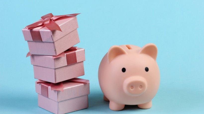 Economizar de forma estratégica e planejada é uma das formas de presentear os pais sem entrar no vermelho no fim do mês (Imagem: Vladimir Sukhachev | Shutterstock) 