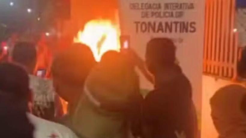 O homem foi atacado na unidade da polícia civil onde foi detido horas após o crime