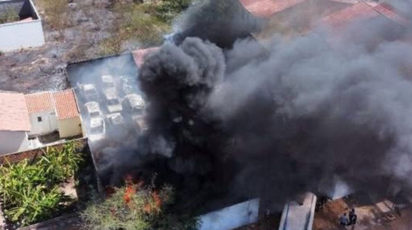 As dependências da garagem da Secretaria Municipal de Saúde de Santa Quitéria sofreu incêndio nesse domingo, 3 