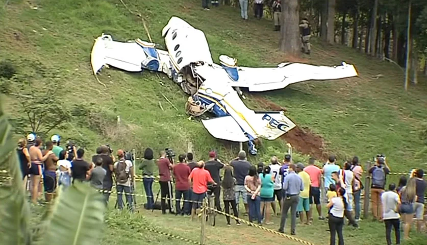 A cantora Marília Mendonça nasceu em 22/07/1995 e morreu em um acidente aéreo em 5/11/2021 com apenas 26 anos. O inquérito da Polícia Civil de MG sobre a morte de Marília (e outras 4 pessoas) apontou que os pilotos tiveram responsabilidade no acidente que causou a tragédia.