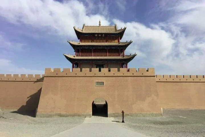 O Forte Jiayuguan, primeira fortaleza de fronteira no extremo oeste da Grande Muralha da dinastia Ming, é outro local histórico impressionante. 