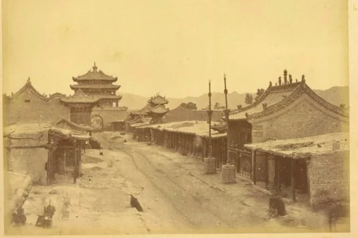 Localizada ao longo do antigo caminho da Rota da Seda, Gansu foi, por milênios, um elo vital entre regiões do interior da China com a Ásia Central.