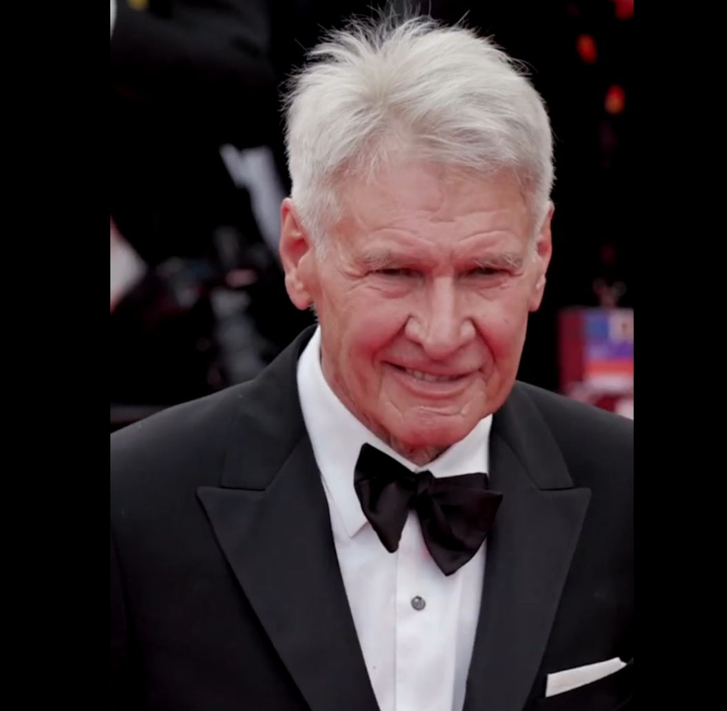 Harrison Ford continua a ser apontado como um dos mais populares do cinema, o eterno Indiana Jones. E mantém o charme. Em maio de 2023, ele até recebeu uma cantada de uma jornalista no Festival de Cannes, na França. 