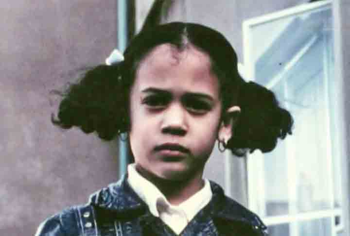 A ex vice-presidente dos Estados Unidos é filha de imigrantes - mãe indiana e pai jamaicano. Quando tinha cinco anos, os pais se separaram e Kamala cresceu mais próxima à mãe, Shyamala Gopalan Harris, uma ativista dos direitos civis. 
