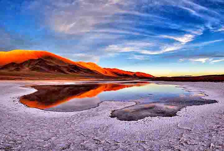 O Salar de Uyuni é considerado o maior deserto de sal do mundo, com uma área impressionante de aproximadamente 10.582 km².