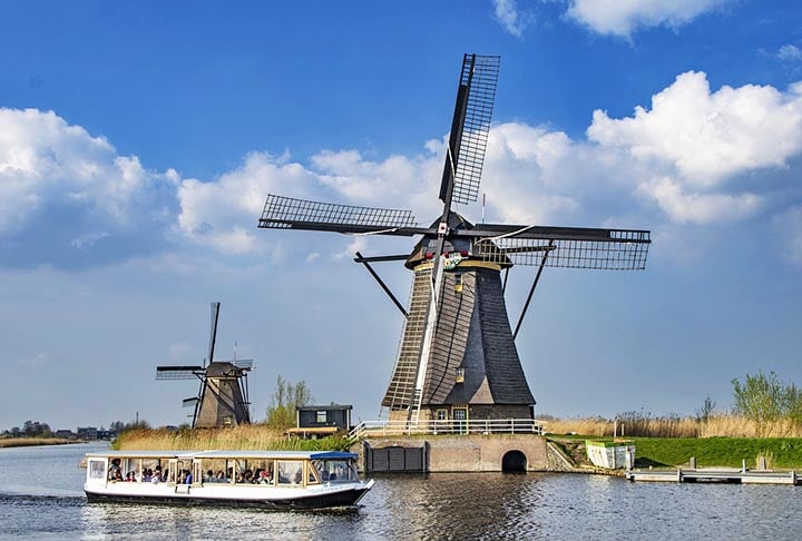 O Kinderdijk é um canal que próximo a Roterdã onde foram construídos 15 moinhos de ventos, os mais famosos da Holanda, no século 18. A iniciativa teve o intuito de drenar cursos de águas que ficam perto e impedir alagamentos de lavouras e casas dos agricultores quando o rio Lek subia o nível.