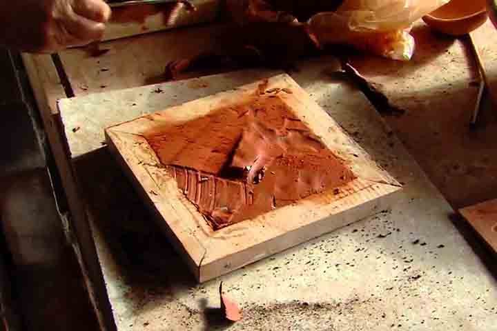 Azulejos são fabricados com argila, que é moldada, seca e queimada em altas temperaturas. Recebem uma camada de esmalte cerâmico para obter cores e padrões antes da segunda queima. Podem conter materiais como sílica, feldspato e minerais que conferem resistência e brilho.