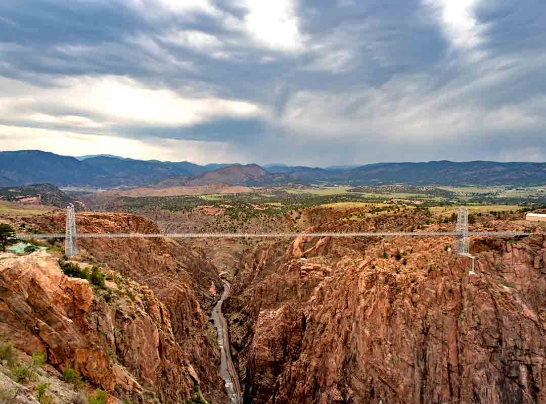 Royal Gorge, EUA: Essa ponte impressionante de 290 m de altura fica localizada perto de Cañon City, Colorado, dentro do Royal Gorge Bridge and Park, um parque muito procurado por turistas. Construída em 1929, ela levou apenas sete meses para ficar pronta e chegou a ostentar o título de ponte suspensa mais alta do mundo de 1929 a 2001.