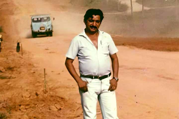 Chico Mendes travava luta contra o desmatamento que afeta o trabalho dos seringueiros da região amazônica. Os seringueiros extraem o látex das árvores seringueiras, material que é transformado na borracha natural. 

