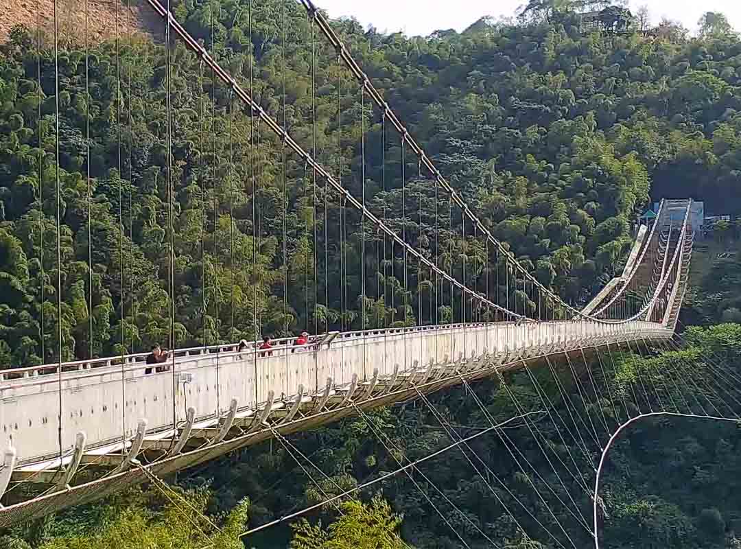 Taiping, Taiwan: Essa ponte se estende por 290 metros sobre o Rio Taichung, na cidade de Taichung. Construída em 1937, durante a era colonial japonesa, a ponte é considerada um marco histórico e cultural importante em Taiwan.