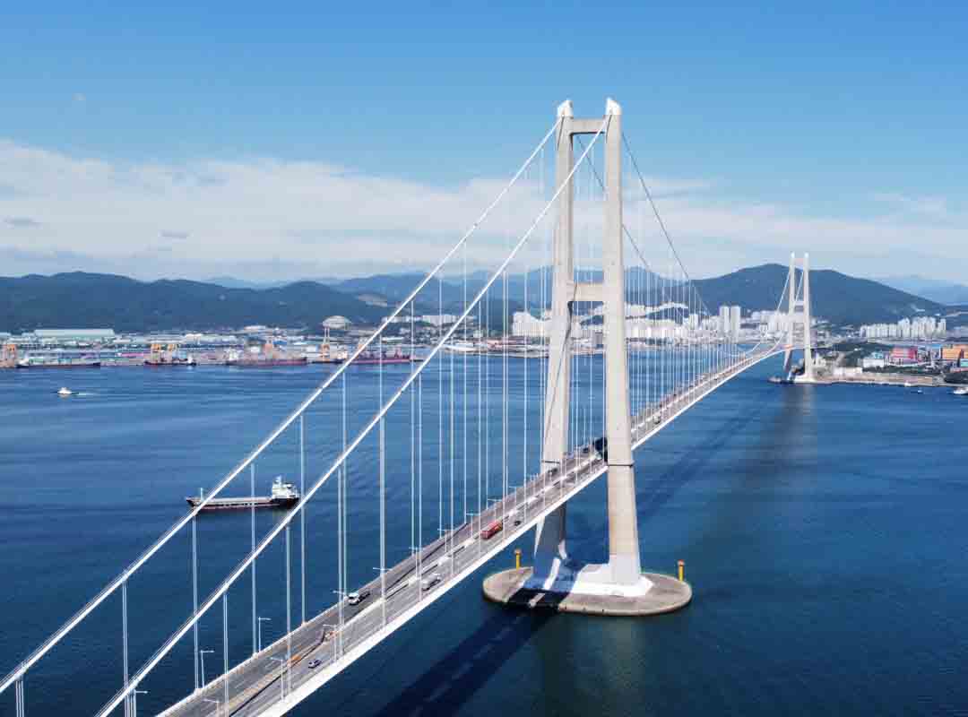 Yi Sun-sin, Coreia do Sul: Inaugurada em 2012, essa ponte incrível fica localizada na costa sul da Coreia do Sul, conectando as cidades de Yeosu e Myodo-dong. É a oitava ponte suspensa mais longa do mundo no que diz respeito ao vão principal, com incríveis 1.545 metros!
