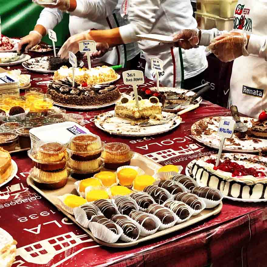 Além da gastronomia italiana - espaguetes, antepastos, fogazzas, doces como tiramisù, quindim, “baratinhas” -, a festa permite aos visitantes vivenciar a história do Bixiga, bairro símbolo da imigração italiana e da cultura paulistana
