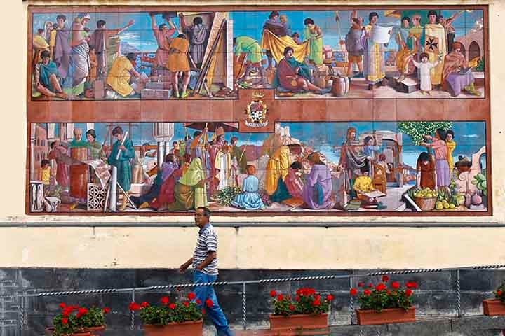 ITÁLIA - A região de Amalfi tem azulejos coloridos em fachadas e decorações artesanais.

