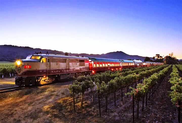 4º) Napa Valley Wine Train (pontuação do leitor: 86,50): Este trem percorre a região vinícola do Napa Valley, na Califórnia (EUA), proporcionando uma experiência única para amantes de vinho e gastronomia.