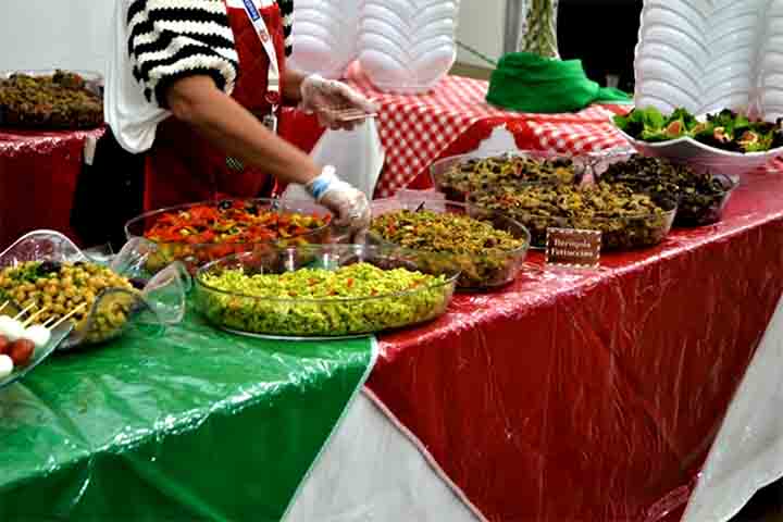 A Cantina Madonna Achiropita, um ambiente fechado, oferece jantar com música ao vivo. A  entrada é paga - de R$ 100 a R$ 200 - com direito a antepastos, macarrão e show com a banda Felice Itália e os três tenores brasileiros. Mais de 1.200 voluntários participam da organização do evento.

