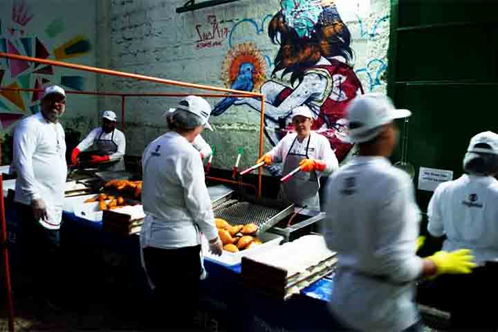 São utilizadas 20 toneladas de farinha, 12,5 toneladas de macarrão, 15 toneladas de muçarela, 10 mil litros de vinho ou 40 mil litros de bebidas, para atender cerca de 200 mil visitantes durante o mês.
