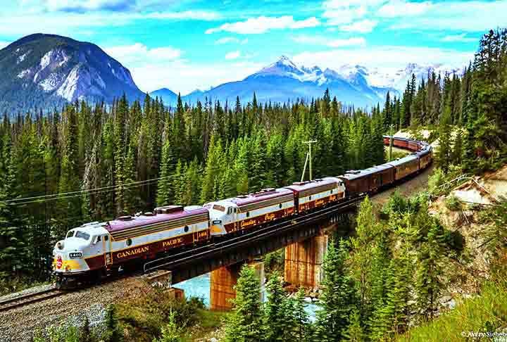 5º) Royal Canadian Pacific (pontuação do leitor: 85,67): Considerado um dos trens de luxo mais exclusivos do Canadá, o Royal Canadian Pacific oferece uma viagem pelos deslumbrantes cenários das Montanhas Rochosas.