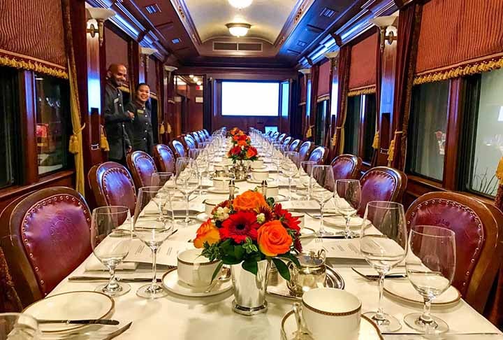 Com um ambiente luxuoso e histórico, é ideal para quem busca uma experiência íntima e sofisticada, explorando a beleza natural do oeste canadense.