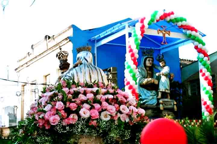 A versão mais conhecida conta que um grupo de fiéis cristãos encontrou, em uma caverna ou capela, uma imagem de Maria que não havia sido retratada por ninguém, mas apareceu misteriosamente em uma pedra ou parede.


