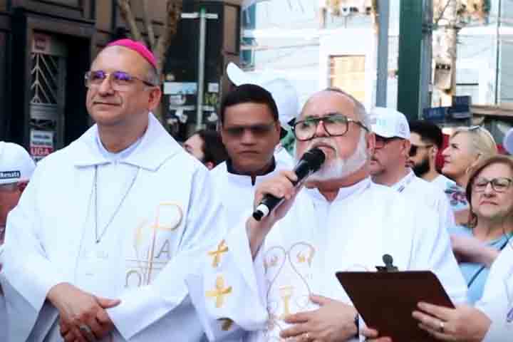 No aspecto religioso, há novenas e missas semanais durante agosto. A proeminente procissão em louvor à padroeira percorre as ruas decoradas do bairro, incluindo a confecção de tapetes artísticos de serragem na Rua São Vicente 

