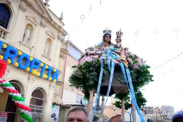 A devoção específica a Nossa Senhora Achiropita tem origem no século VI, na cidade de Rossano, região da Calábria, sul da Itália.
