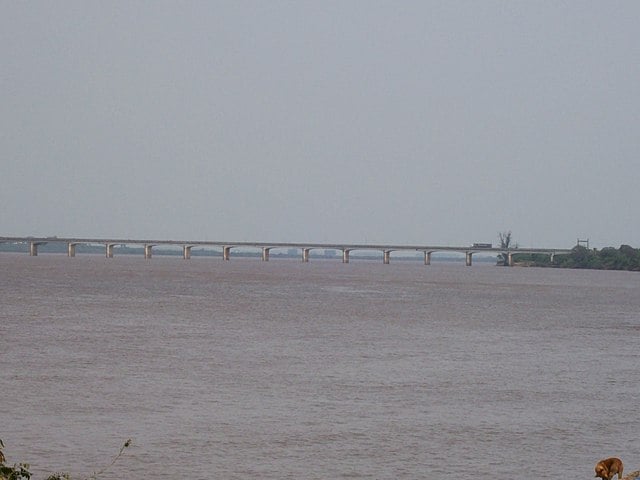 A Ponte Internacional Getúlio Vargas-Agustín Pedro Justo, é rodoviária e ferroviária sobre o rio Uruguai, fazendo a ligação entre Uruguaiana, no Rio Grande do Sul, e Paso de Los Libres, na Argentina, com 1.419m de extensão.