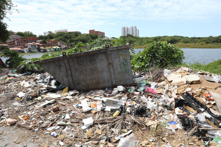 Moradores denunciam polui&ccedil;&atilde;o na Lagoa da Cidade 2000
