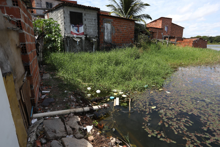 Moradores denunciam polui&ccedil;&atilde;o na Lagoa da Cidade 2000