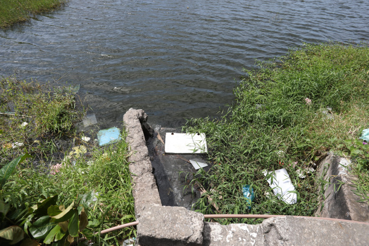 Moradores denunciam polui&ccedil;&atilde;o na Lagoa da Cidade 2000