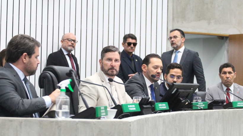 Presidente Romeu Aldigueri assina manifesto aprovado pelos deputados estaduais