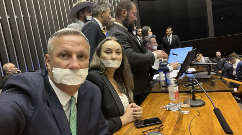 Deputados federais ocupam a mesa diretora da Câmara dos Deputados, com esparadrapos na boca