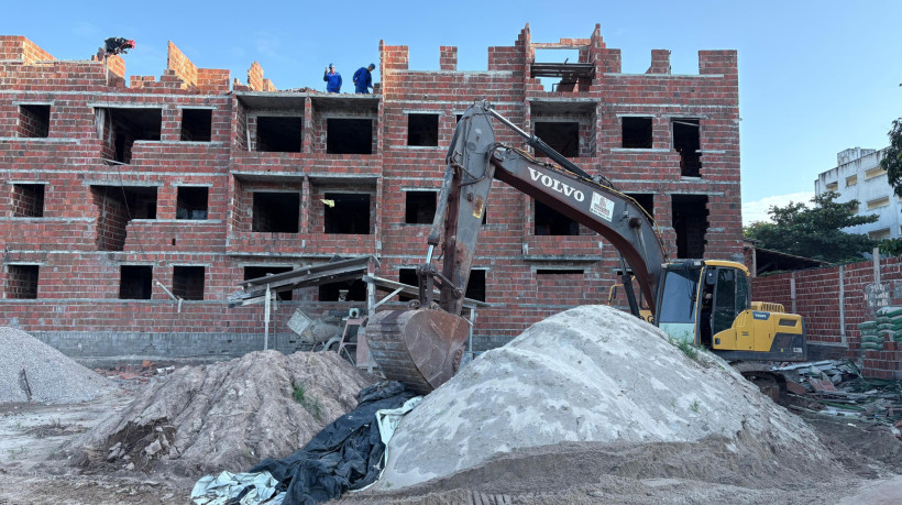 A edificação era erguida em detrimento do aterramento da lagoa da Maraponga, violando a legislação urbanística e ambiental da cidade
