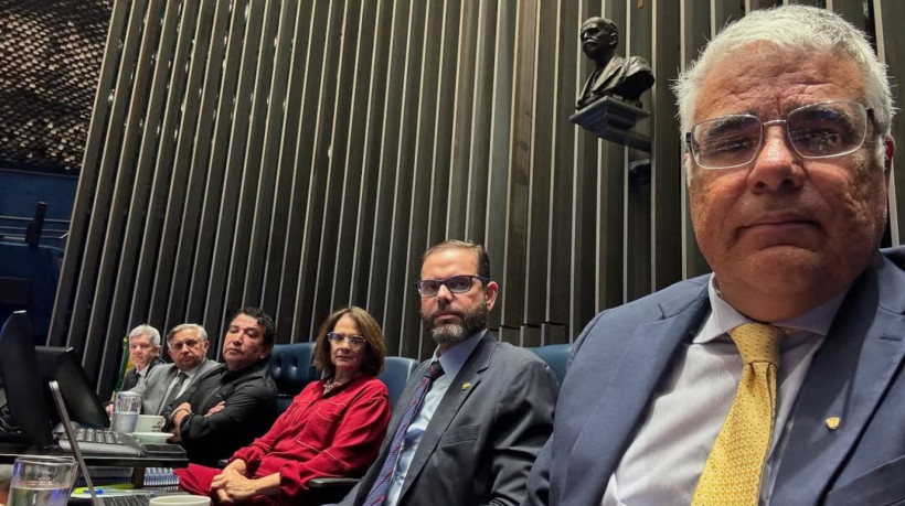 Senadores tomaram a mesa diretora do Senado e disseram que não sairão