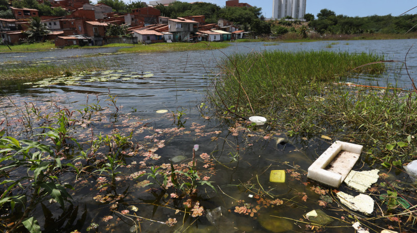Moradores denunciam polui&ccedil;&atilde;o na Lagoa da Cidade 2000