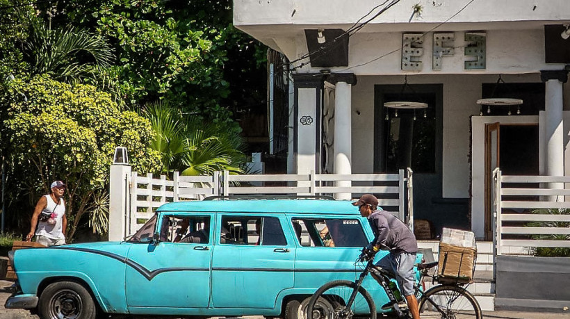Um carro passa em frente ao bar da EFE em Havana, de propriedade do influenciador cubano Sandro Castro, neto do falecido Fidel Castro. O local ganhou notoriedade como cenário de vários vídeos virais de Sandro compartilhados nas redes sociais 